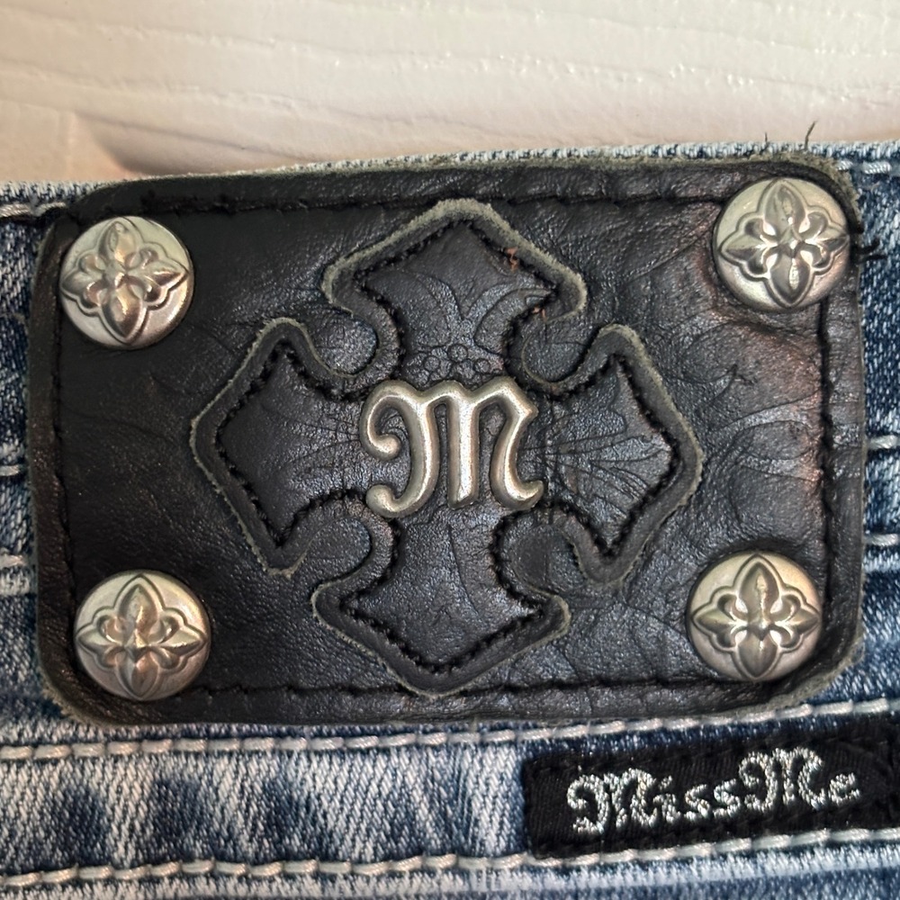 Miss Me Y2K Western Festive Boho Fleur De Lis Embellish Bermuda Denim Shorts 29 - Picture 9 of 14